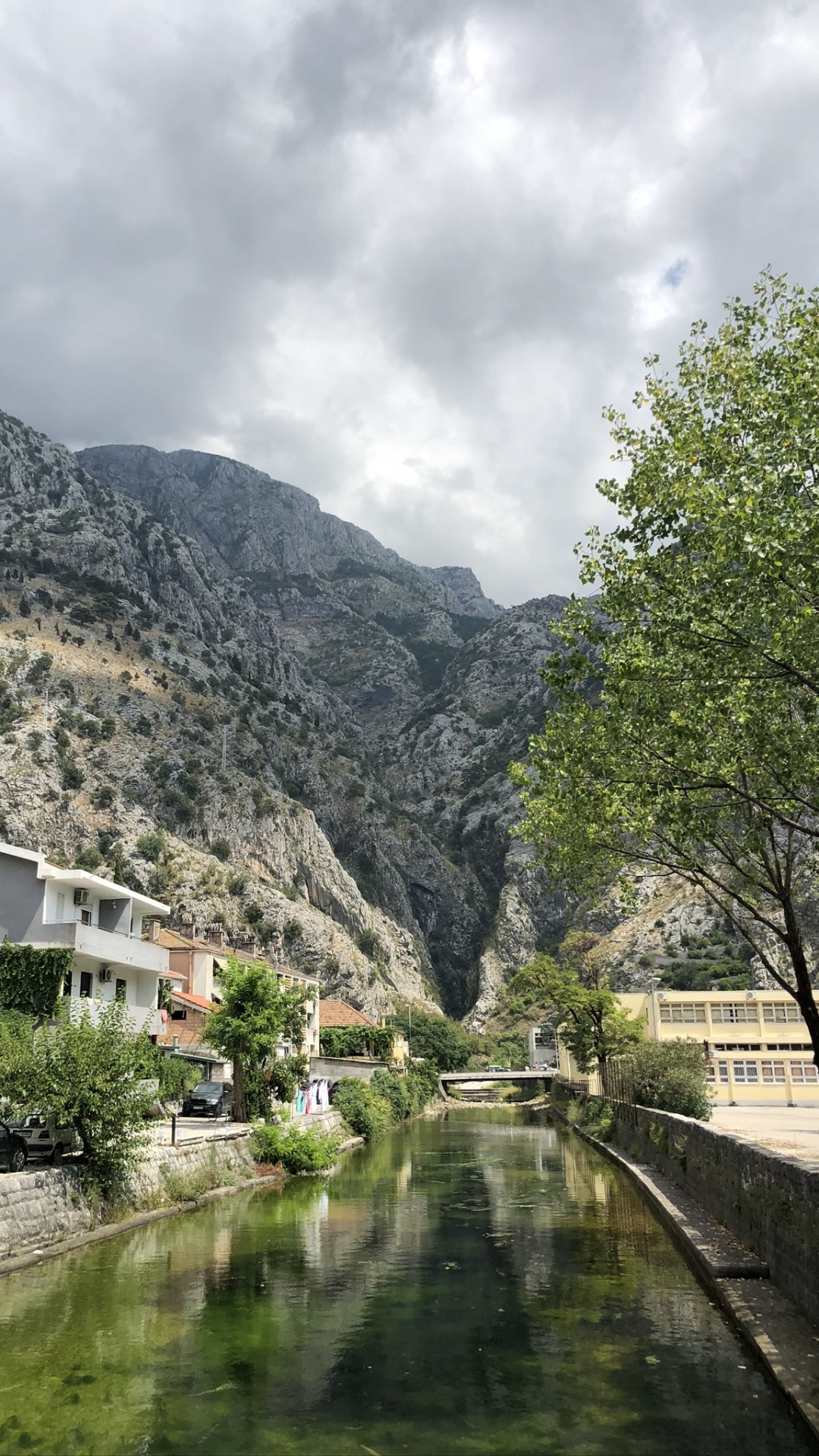 Обои водоем, горный рельеф, водный путь, горный хребет, гидроресурсы в разрешении 1080x1920