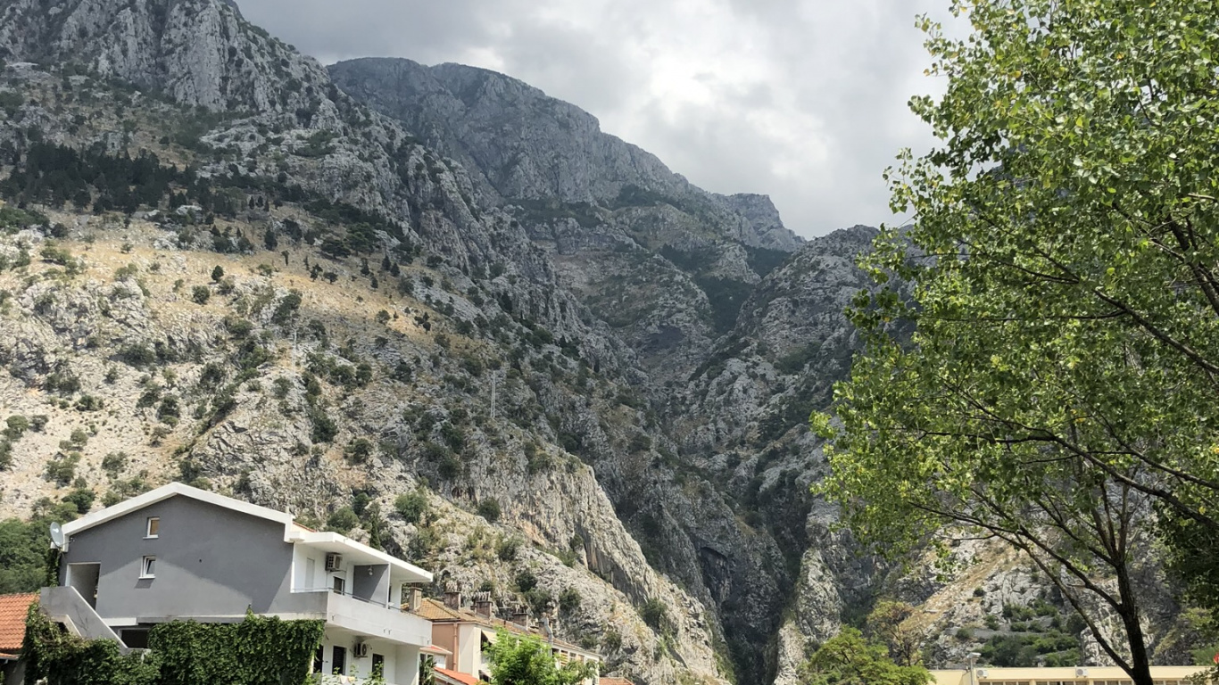 Обои водоем, горный рельеф, водный путь, горный хребет, гидроресурсы в разрешении 1366x768