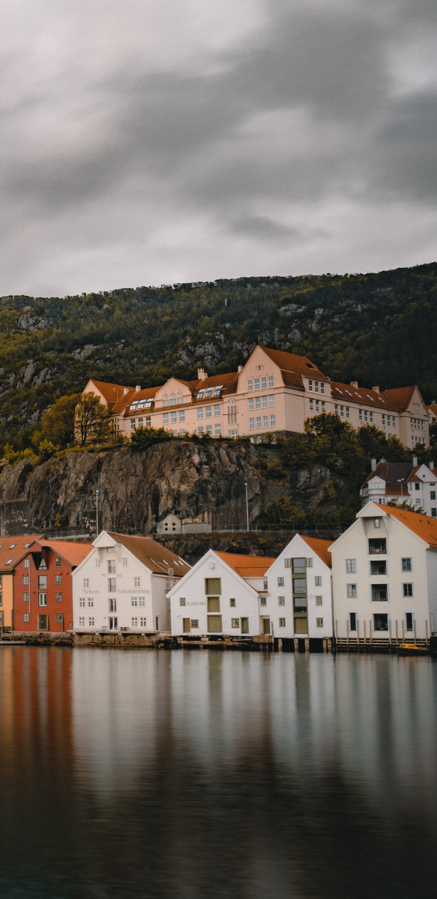 Обои водный путь, гора, фьорд, озеро, городок в разрешении 1440x2960