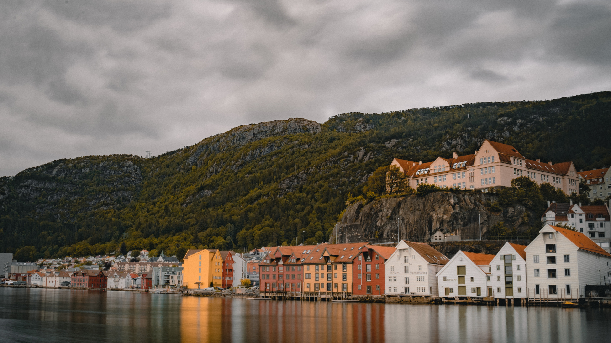 Обои водный путь, гора, фьорд, озеро, городок в разрешении 2560x1440