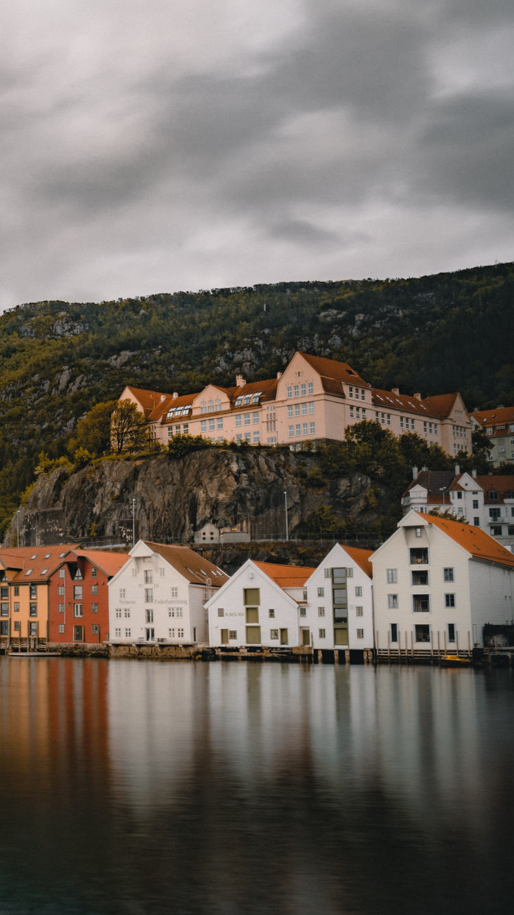 Обои водный путь, гора, фьорд, озеро, городок в разрешении 750x1334