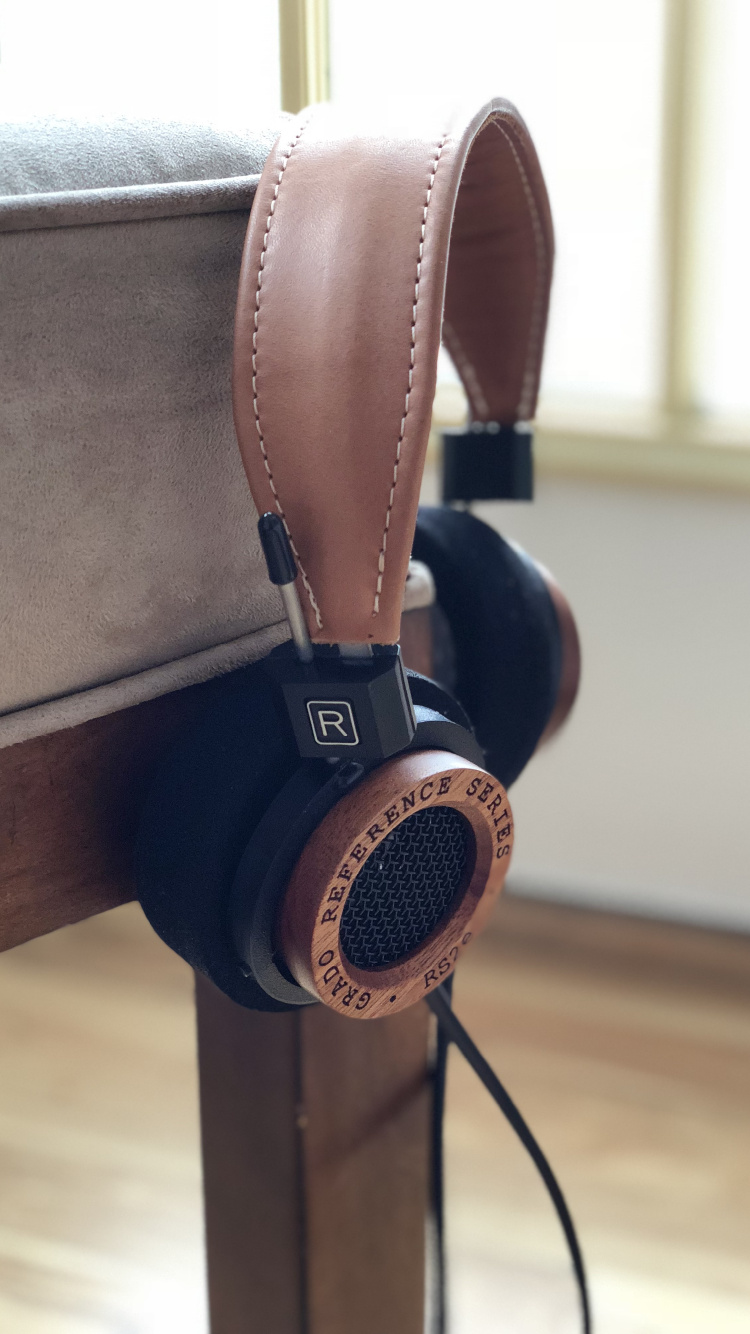 Обои наушники, аудиосигнал, звуковое оборудование, гаджет, электронное устройство в разрешении 750x1334