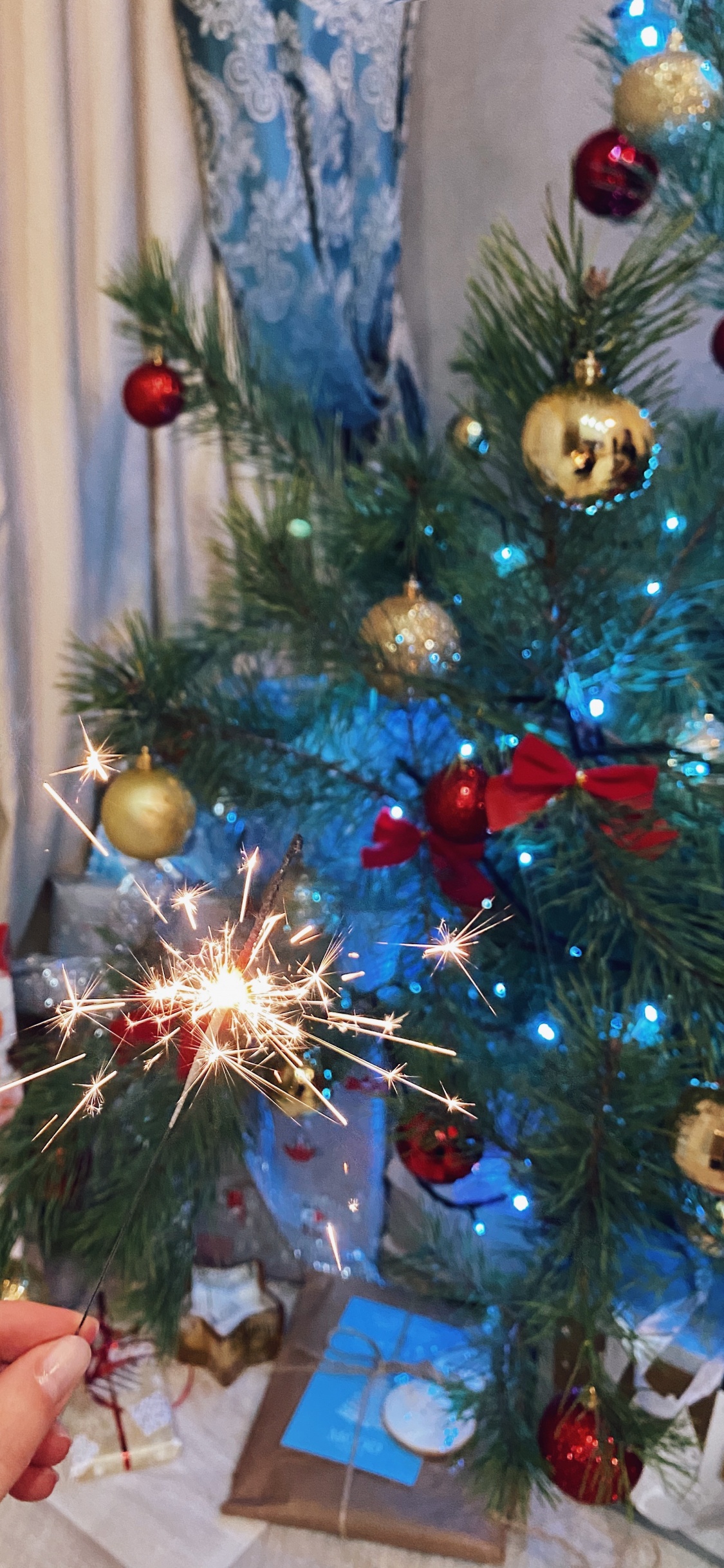 Обои Новый год, Рождество, Рождественский день, елка, пихта в разрешении 1125x2436