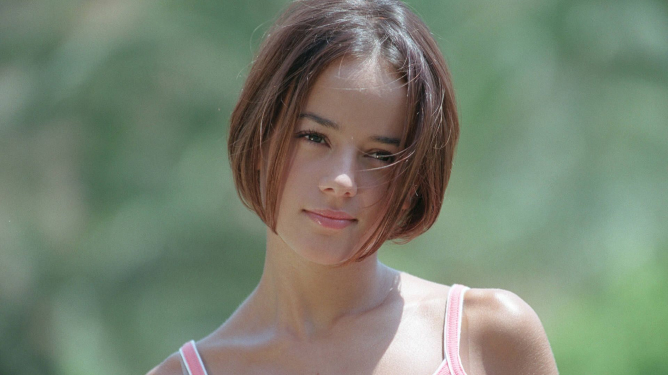 Обои Ализе, Французская поп-музыка, прическа, красота, каштановые волосы в разрешении 1366x768