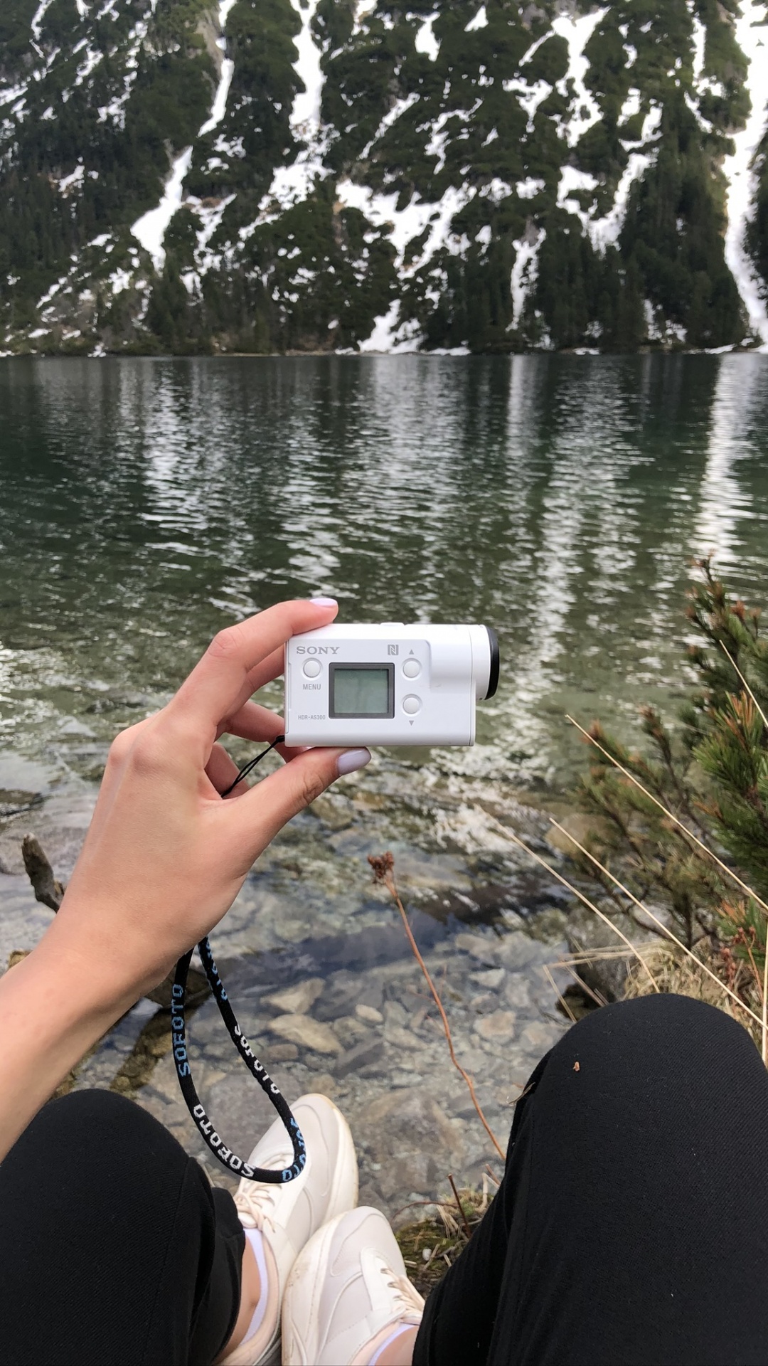 Обои вода, рекреационное рыболовство, гидроресурсы, Банк, гаджет в разрешении 1080x1920