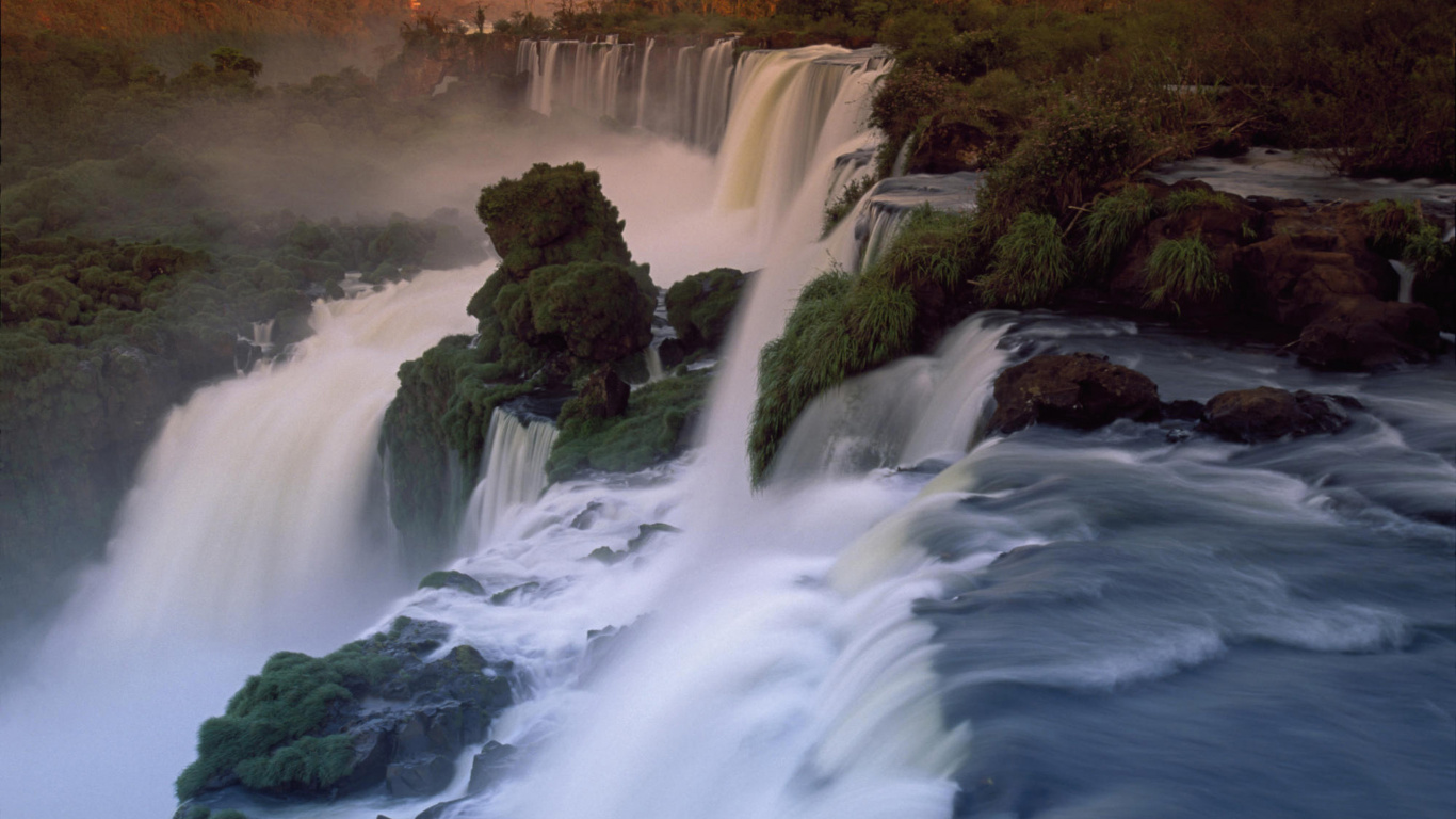 Обои Водопады Игуасу, Река Игуасу, водопад, Границы ArgentinaBrazil, гидроресурсы в разрешении 1366x768
