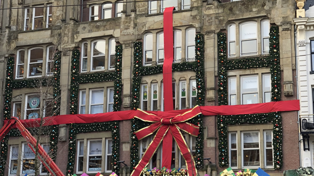 Обои ориентир, окно, городок, смешанное использование, улица в разрешении 1280x720