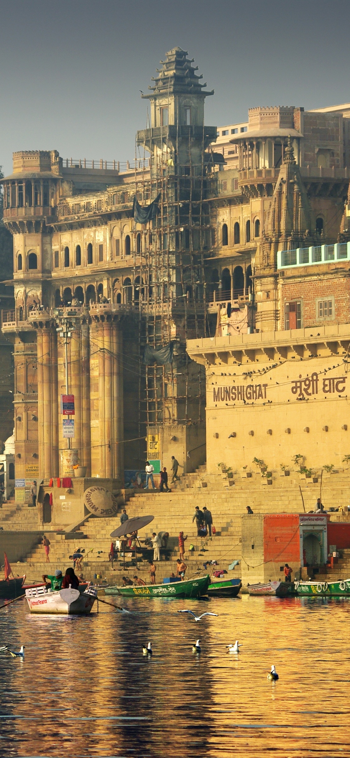 Обои перевозка воды, водный путь, городок, город, реки в разрешении 1125x2436