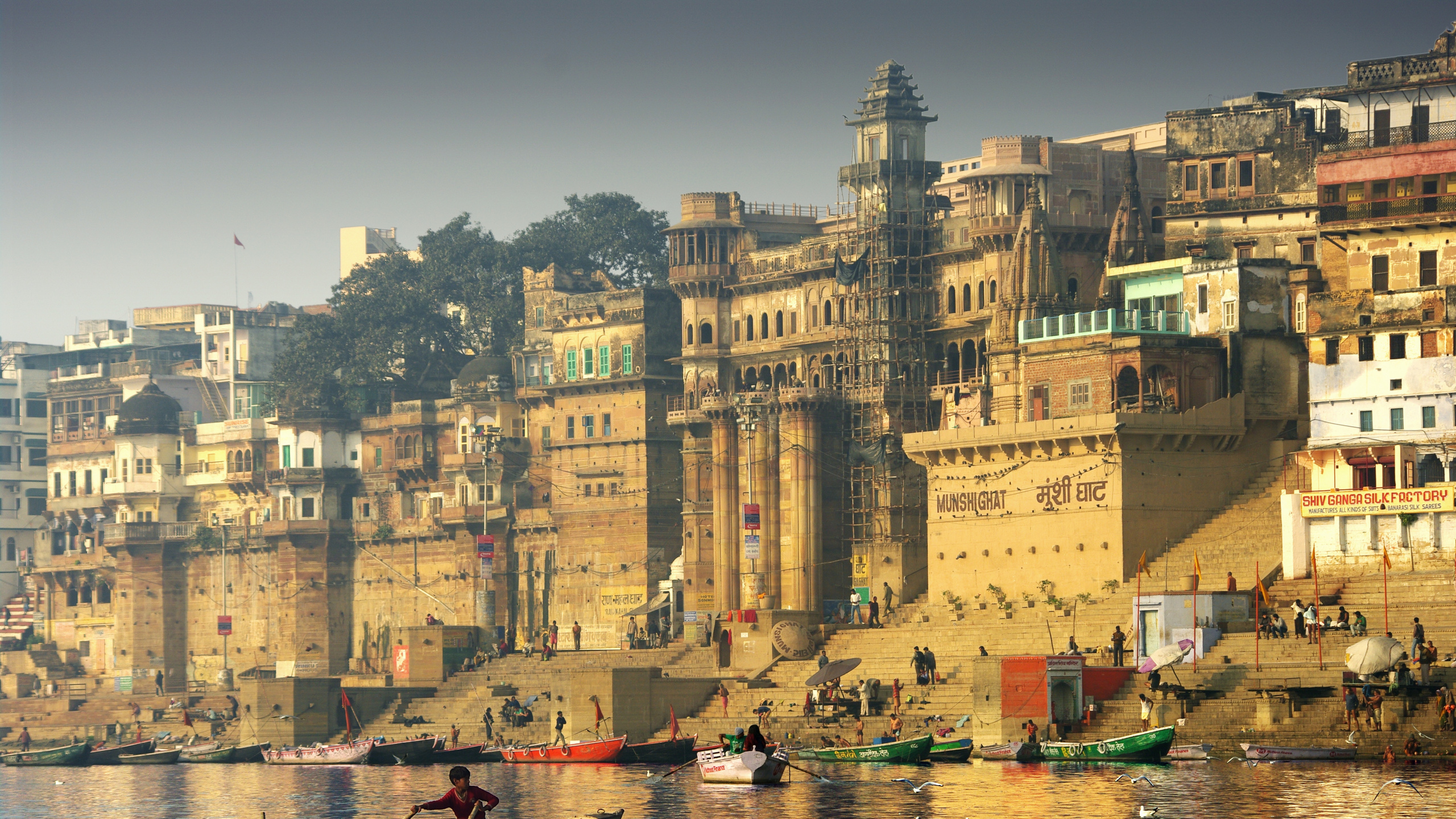 Обои перевозка воды, водный путь, городок, город, реки в разрешении 2560x1440