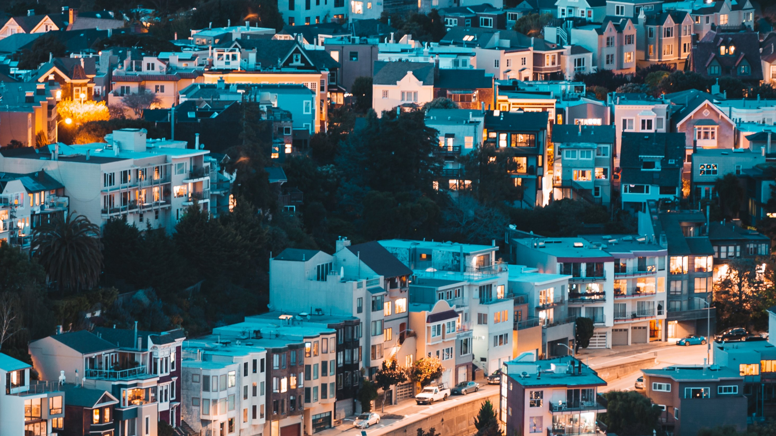 Обои здание, городской район, городской пейзаж, синий, город в разрешении 2560x1440