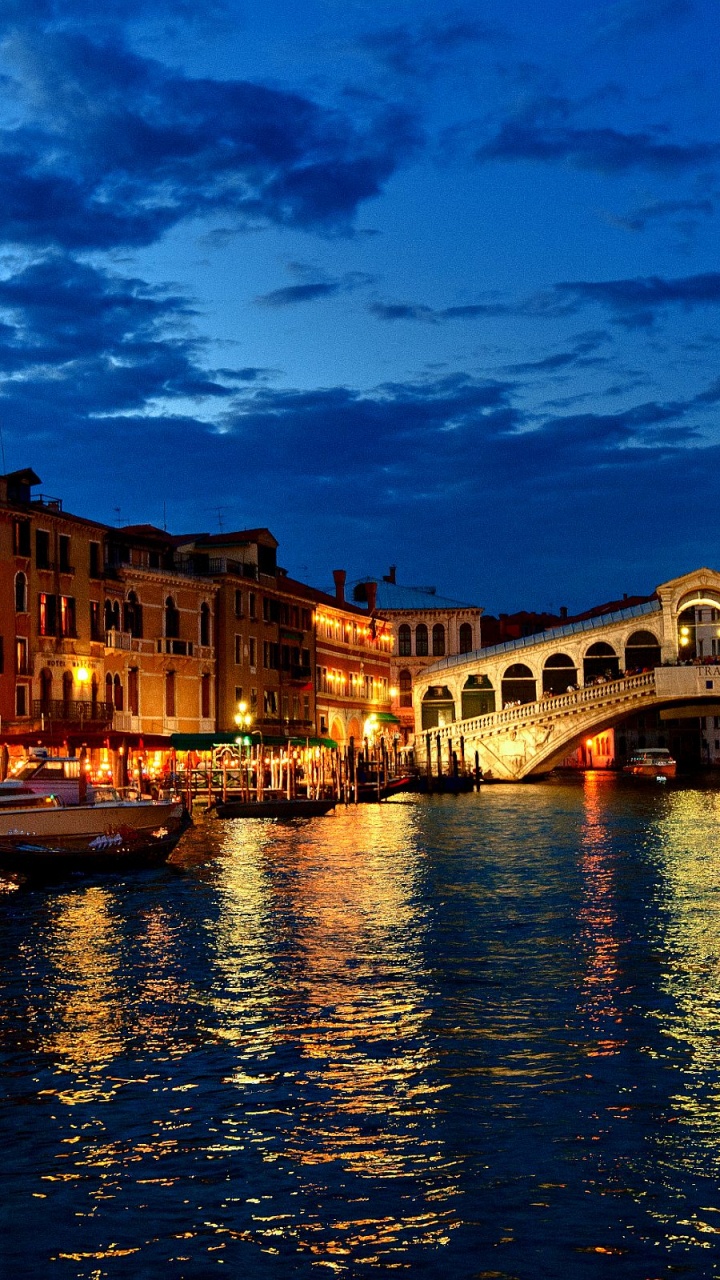 Обои водный путь, вода, канал, отражение, городок в разрешении 720x1280