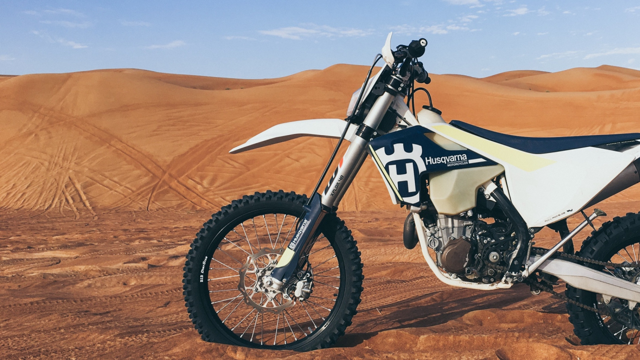 Обои мотоцикл, мотоциклы Husqvarna, мотокросс, Фристайл мотокросс, пустыня в разрешении 1280x720