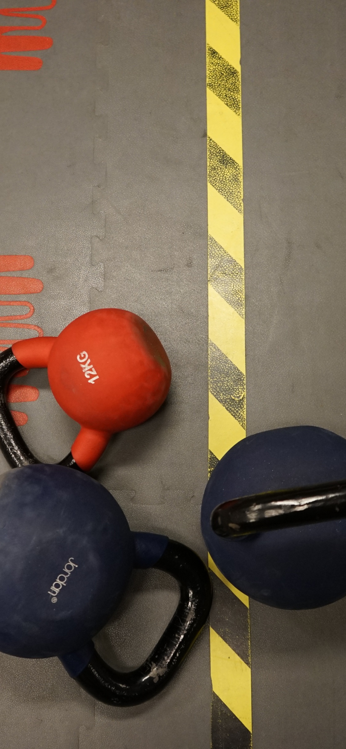 Обои силовые тренировки, упражнение, гантель, гиря, фитнесс центр в разрешении 1125x2436