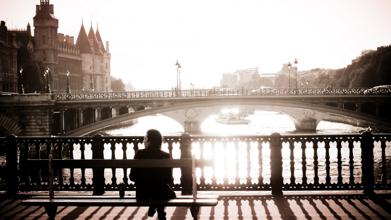 Обои ориентир, мост, вода, город, черный и белый в разрешении 1366x768