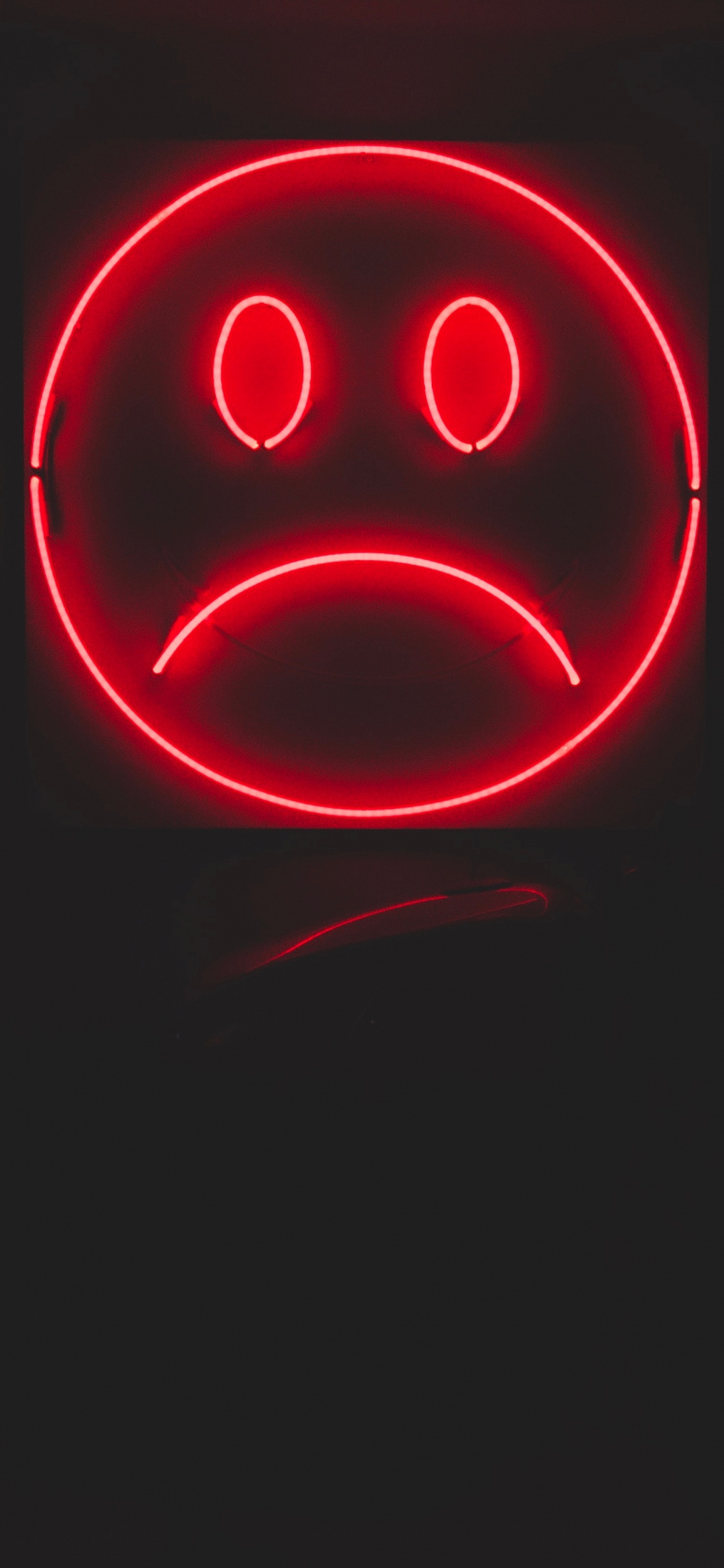 Обои улыбка, улыбчивый, красный цвет, свет, автомобильное освещение в разрешении 1125x2436