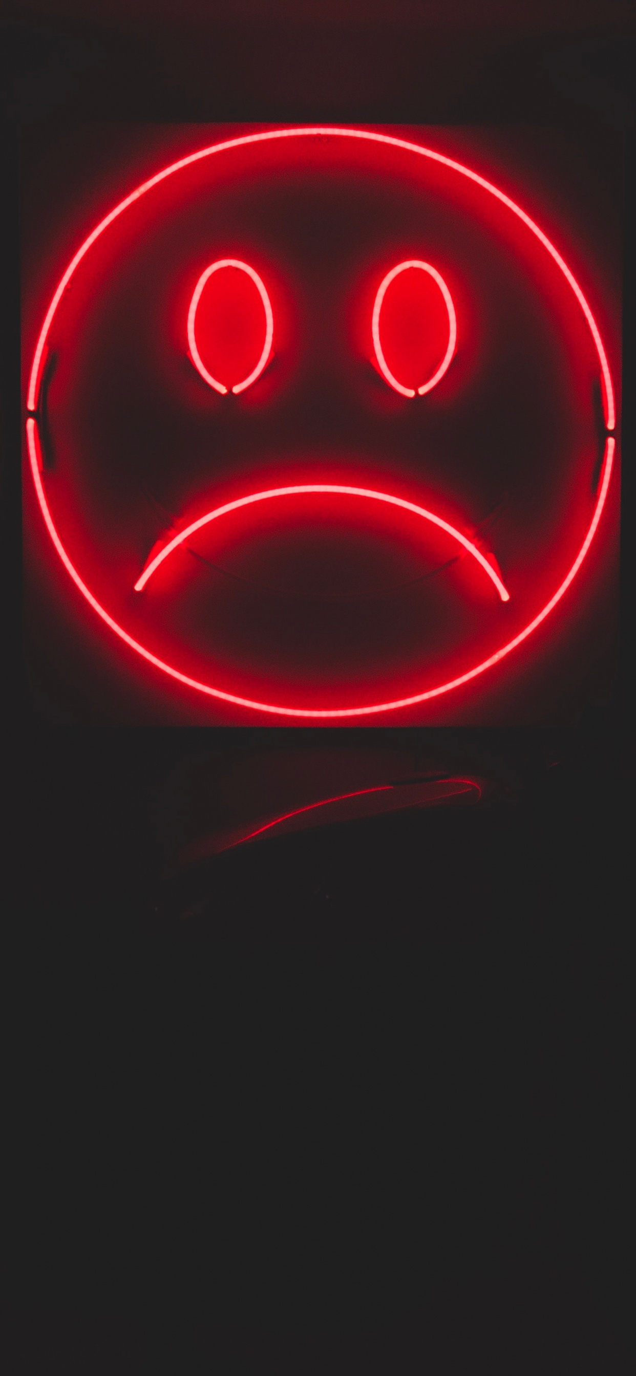 Обои улыбка, улыбчивый, красный цвет, свет, автомобильное освещение в разрешении 1242x2688