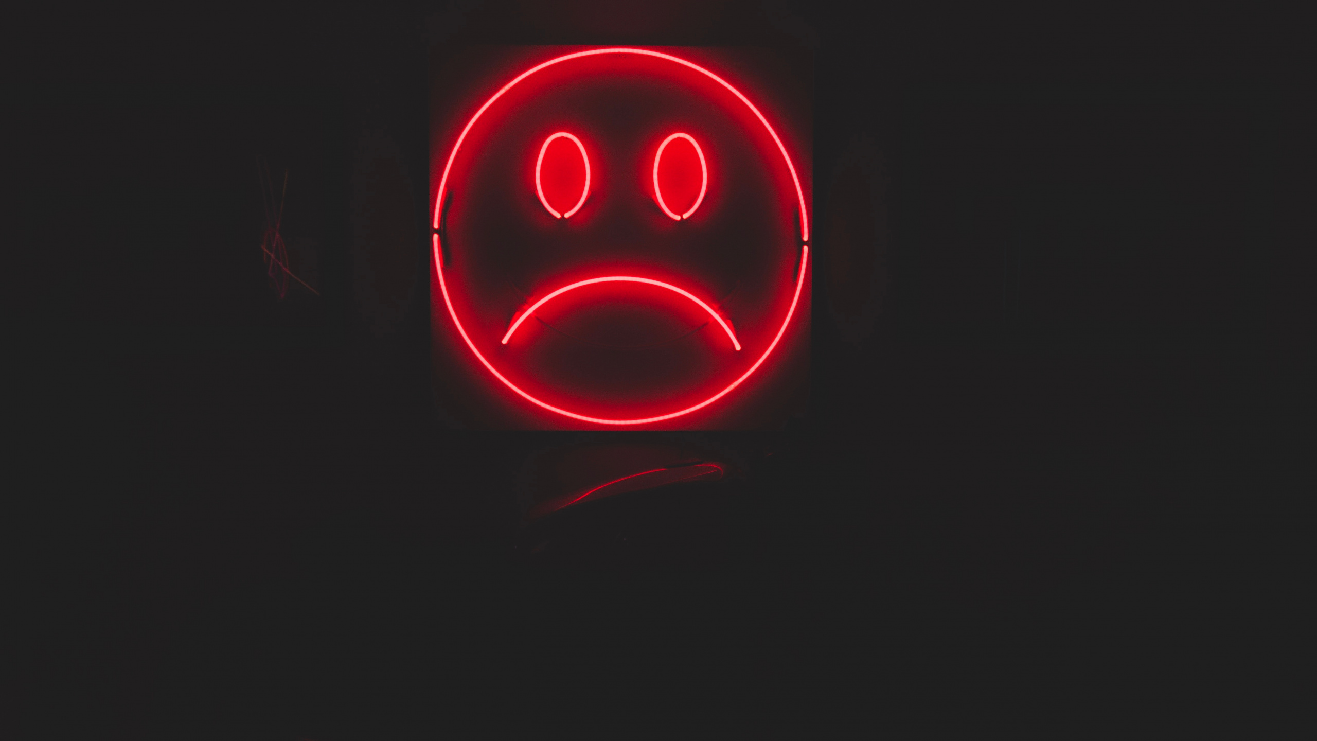 Обои улыбка, улыбчивый, красный цвет, свет, автомобильное освещение в разрешении 2560x1440