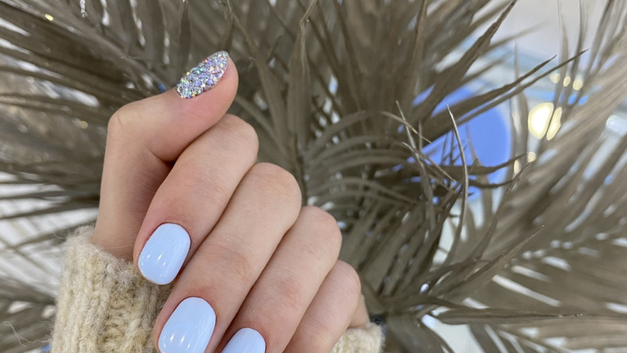 Обои ноготь, маникюр, рука модель, палец, синий в разрешении 1280x720