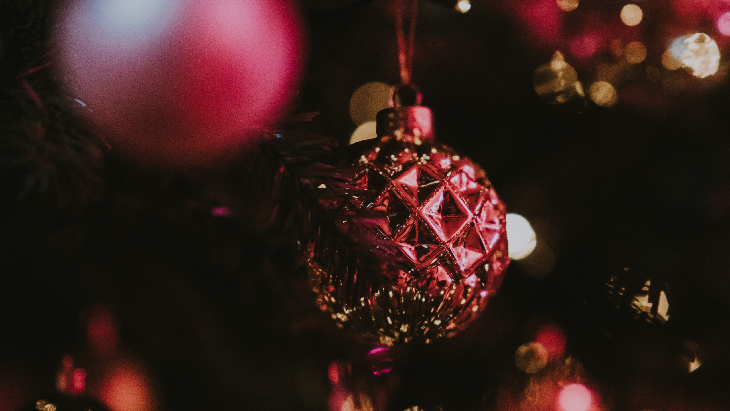 Обои Рождественский день, рождественский орнамент, орнамент, красный цвет, розовый в разрешении 2560x1440