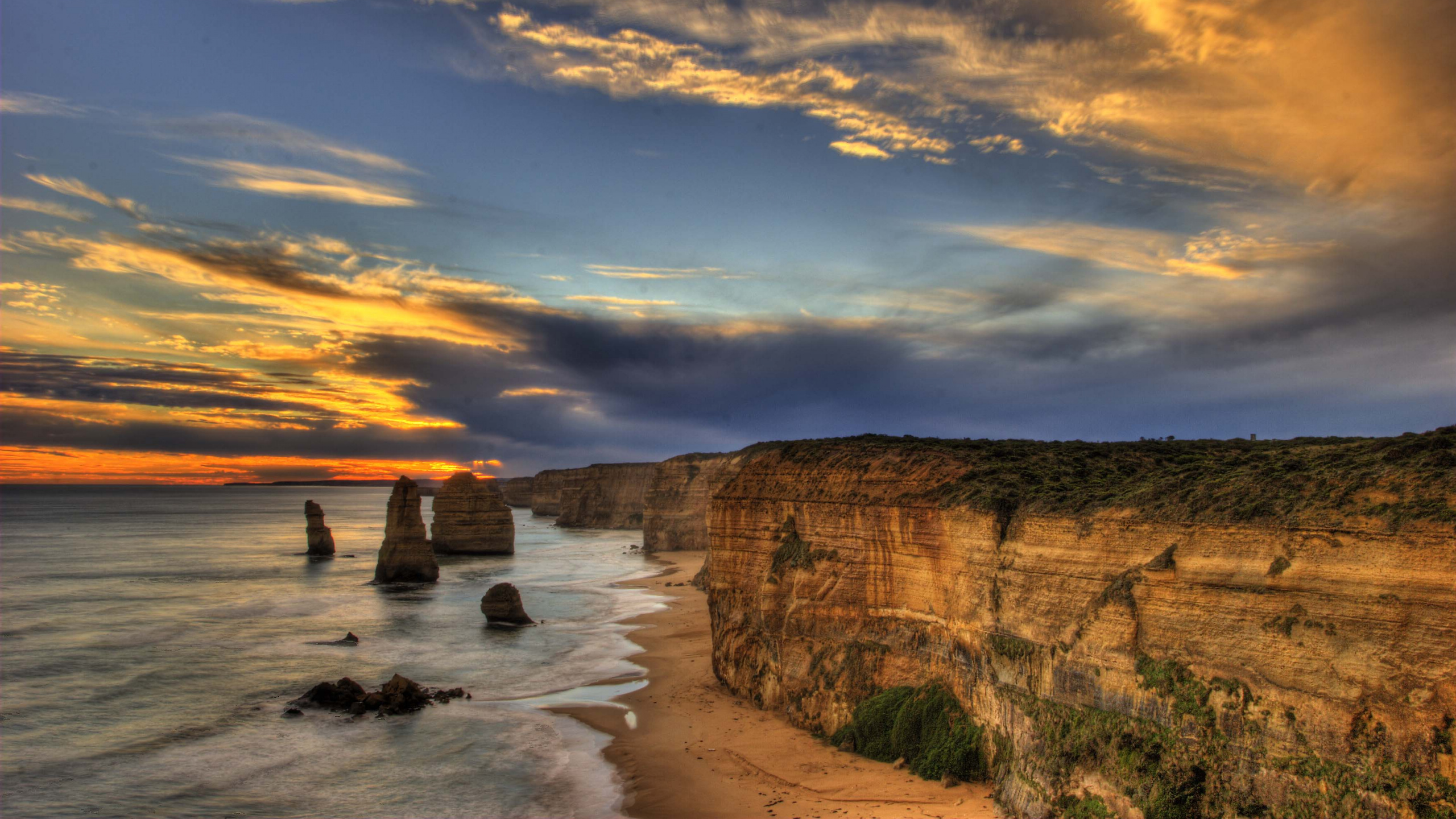 Обои обрыв, облако, море, побережье, горизонт в разрешении 2560x1440