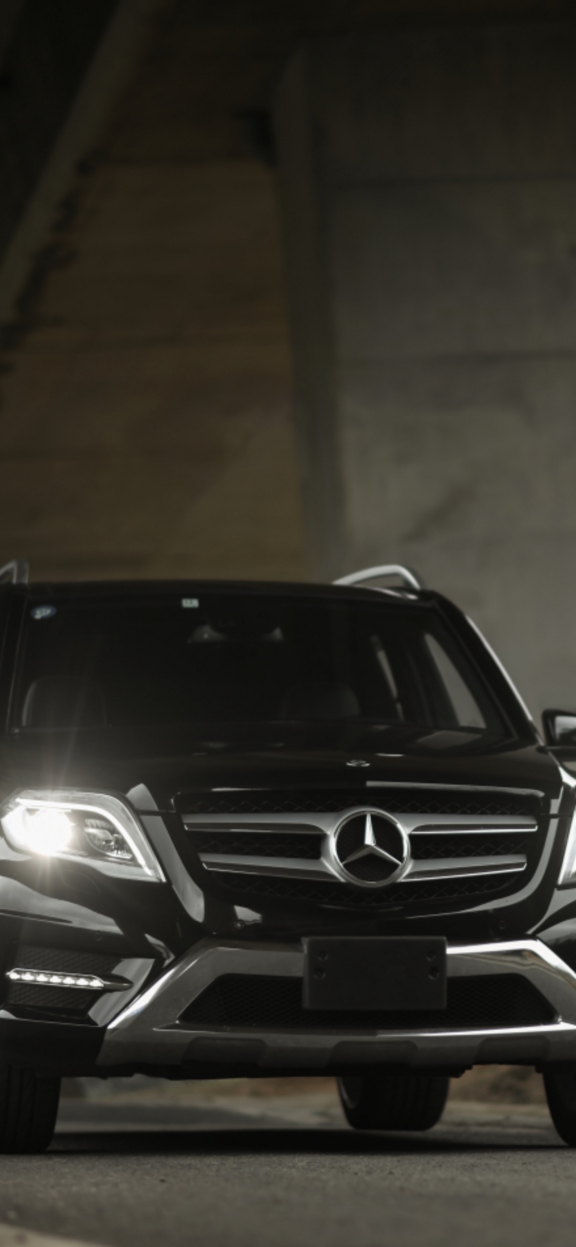 Обои авто, Литые диски, автомобильные шины, фара, автомобиль среднего размера в разрешении 1125x2436