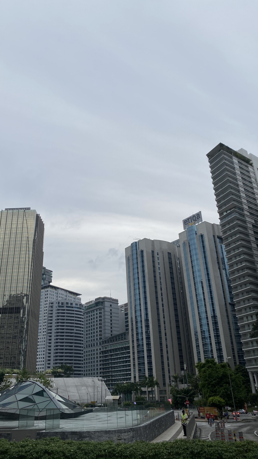 Обои башня, дневное время, город, архитектура, соседство в разрешении 1080x1920