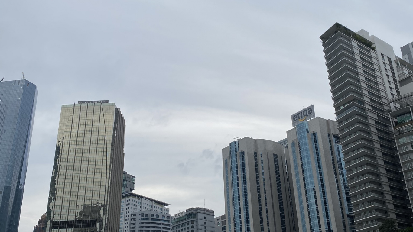 Обои башня, дневное время, город, архитектура, соседство в разрешении 1366x768