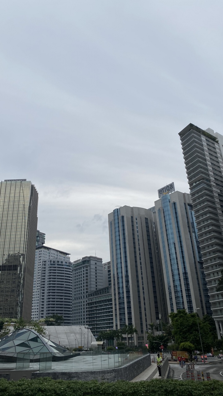 Обои башня, дневное время, город, архитектура, соседство в разрешении 720x1280