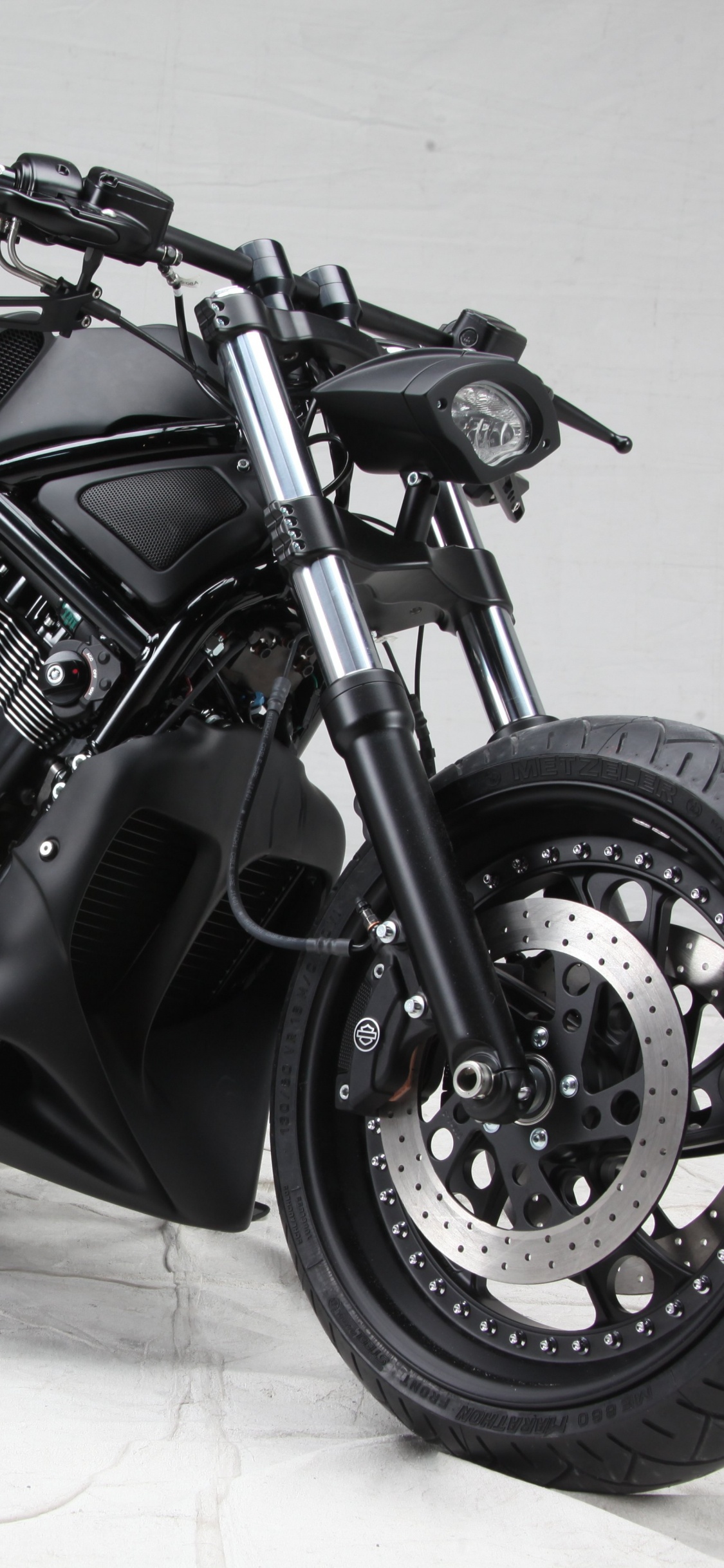 Обои мотоцикл, кастомный мотоцикл, Чоппер, softail, автомобильные шины в разрешении 1125x2436