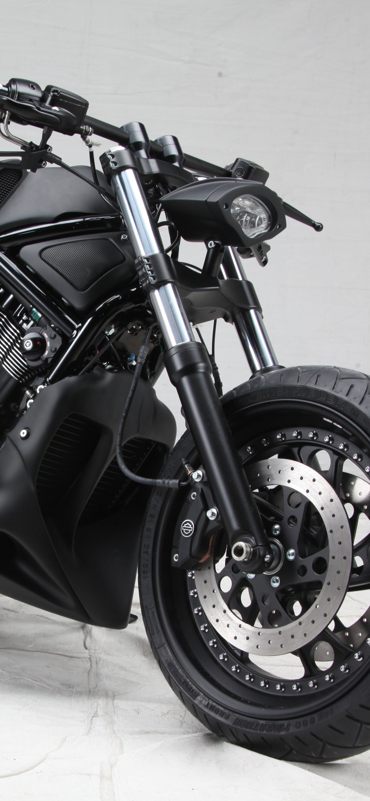 Обои мотоцикл, кастомный мотоцикл, Чоппер, softail, автомобильные шины в разрешении 1242x2688