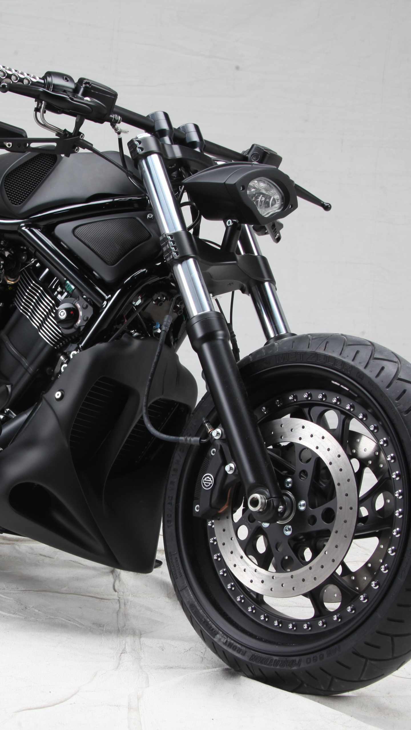 Обои мотоцикл, кастомный мотоцикл, Чоппер, softail, автомобильные шины в разрешении 1440x2560