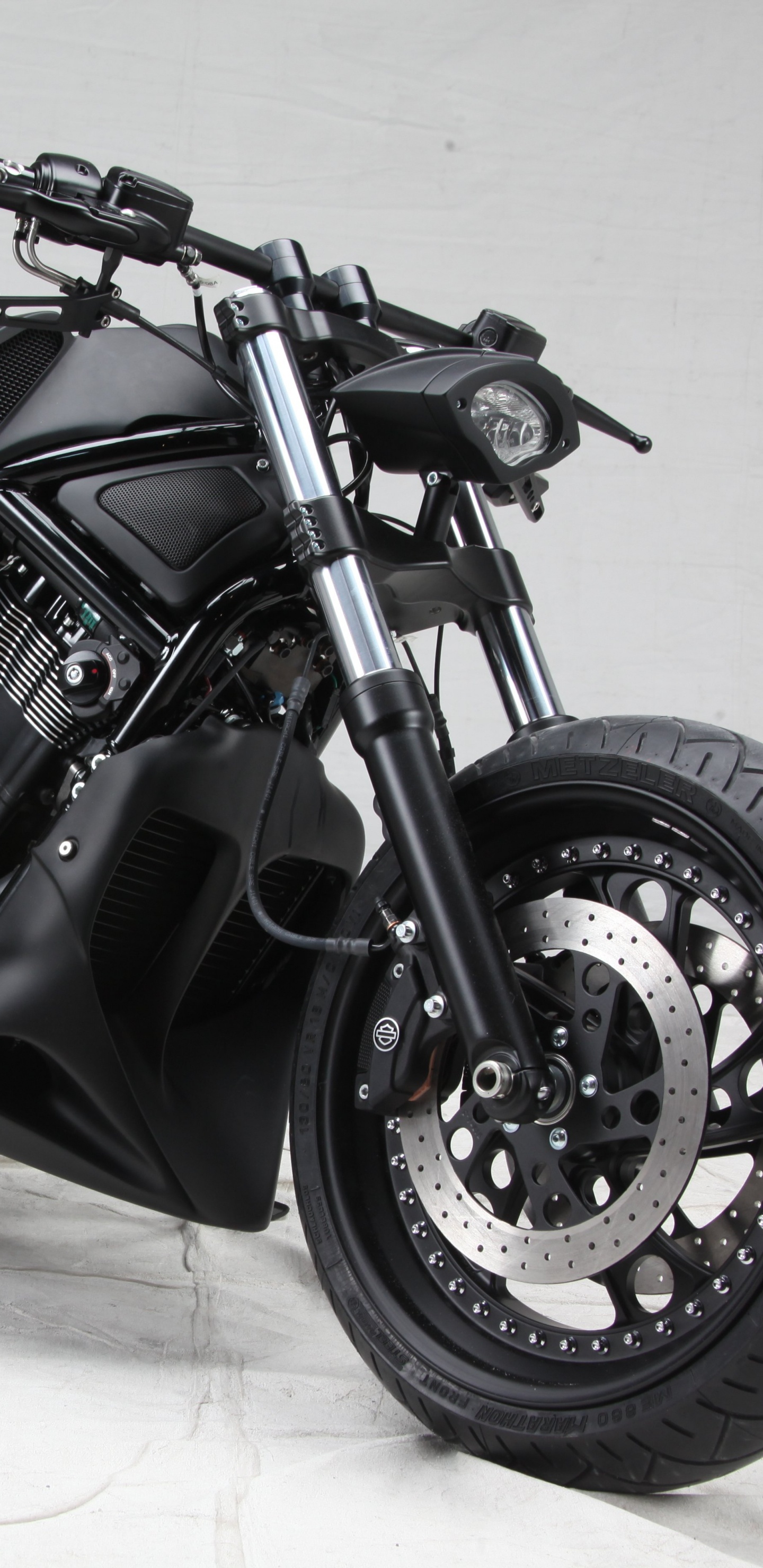 Обои мотоцикл, кастомный мотоцикл, Чоппер, softail, автомобильные шины в разрешении 1440x2960