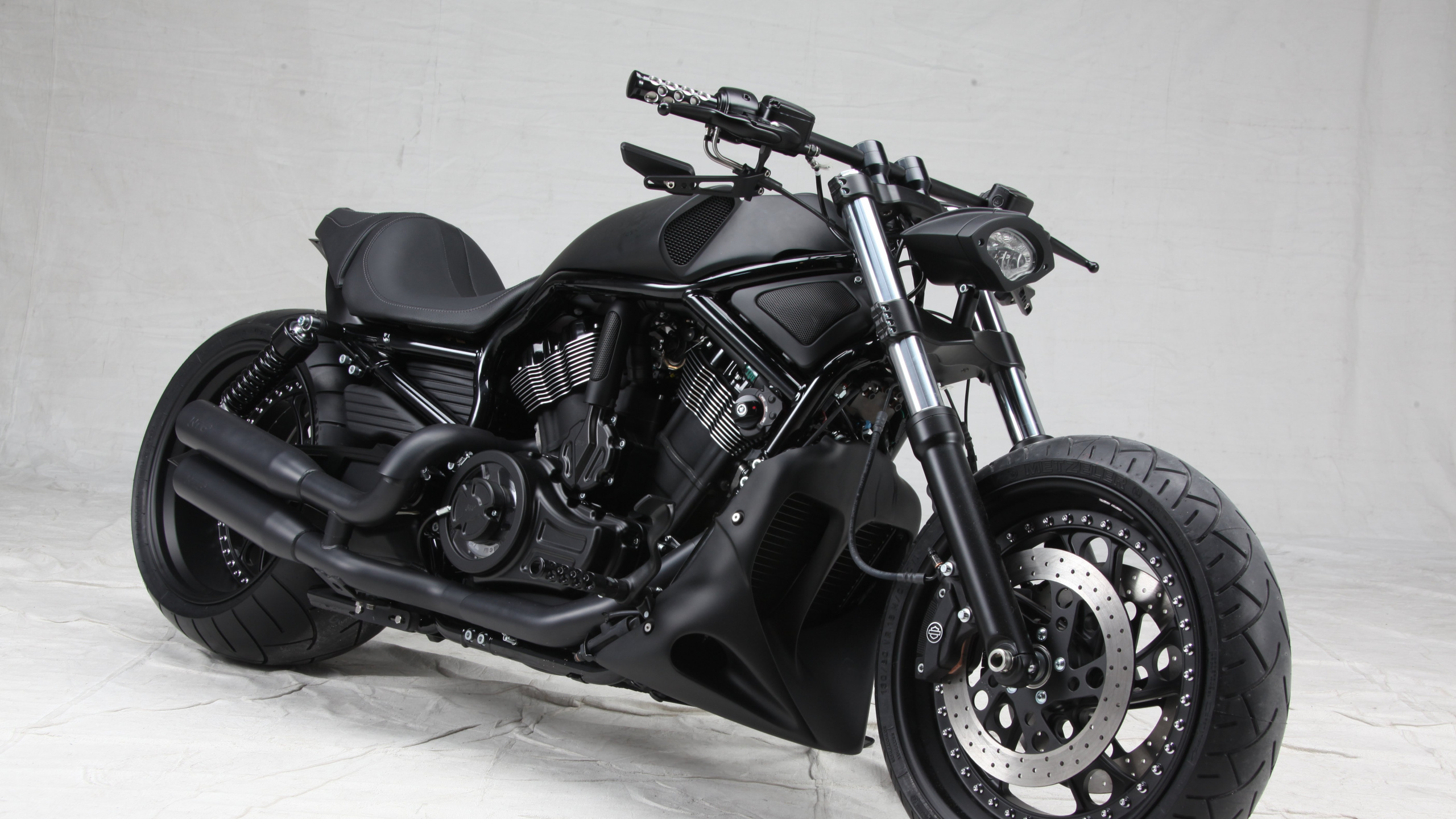 Обои мотоцикл, кастомный мотоцикл, Чоппер, softail, автомобильные шины в разрешении 2560x1440