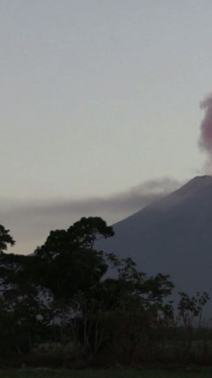 Обои вулкан, лава, стратовулкан, пейзажи гор, щитовой вулкан в разрешении 720x1280