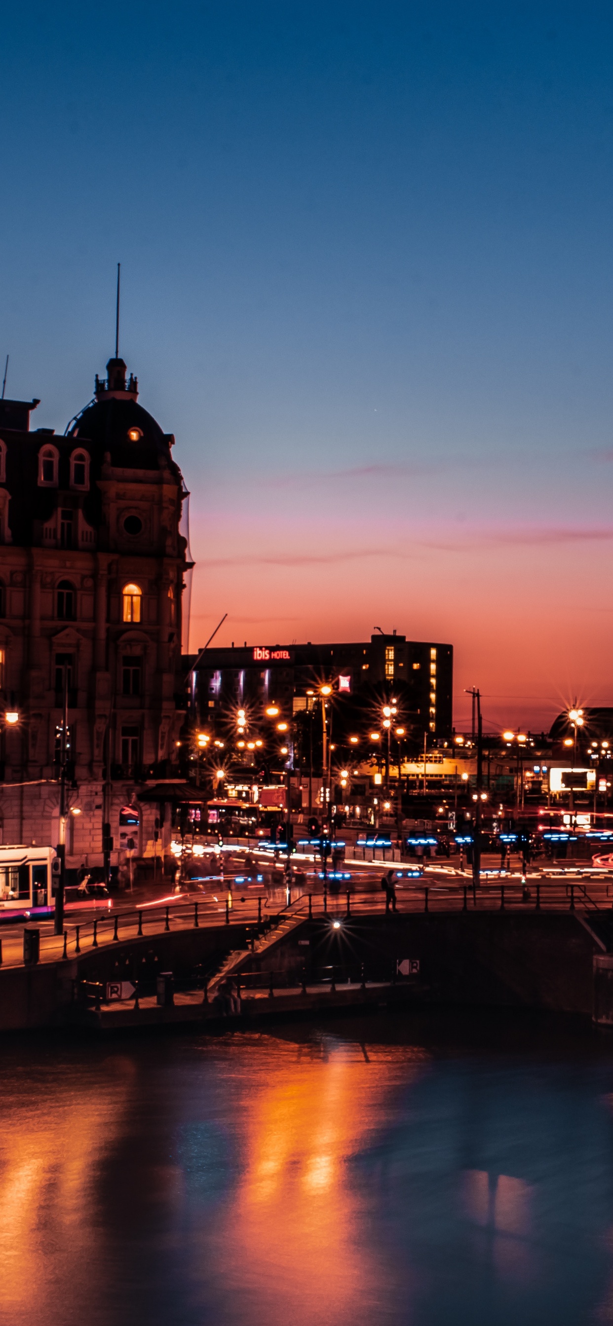 Обои здание, ночь, архитектура, город, ориентир в разрешении 1242x2688