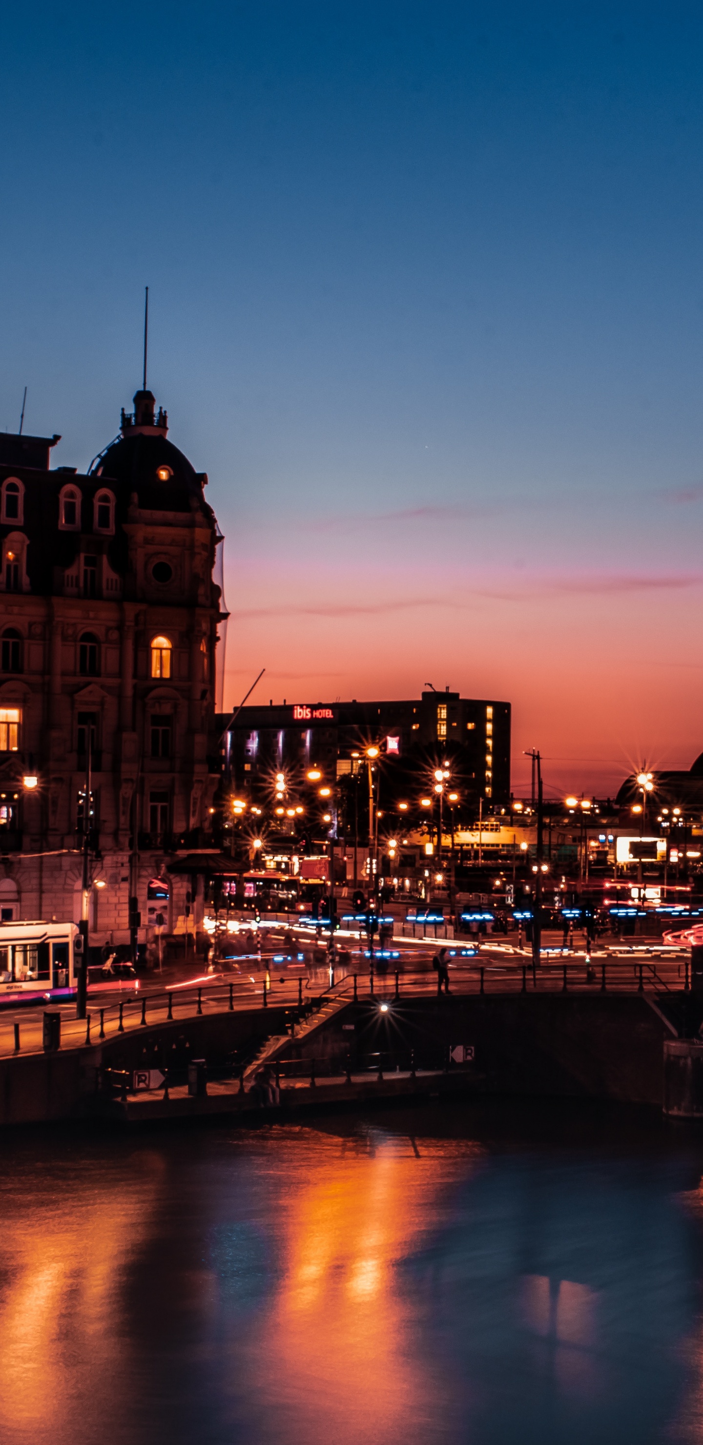 Обои здание, ночь, архитектура, город, ориентир в разрешении 1440x2960