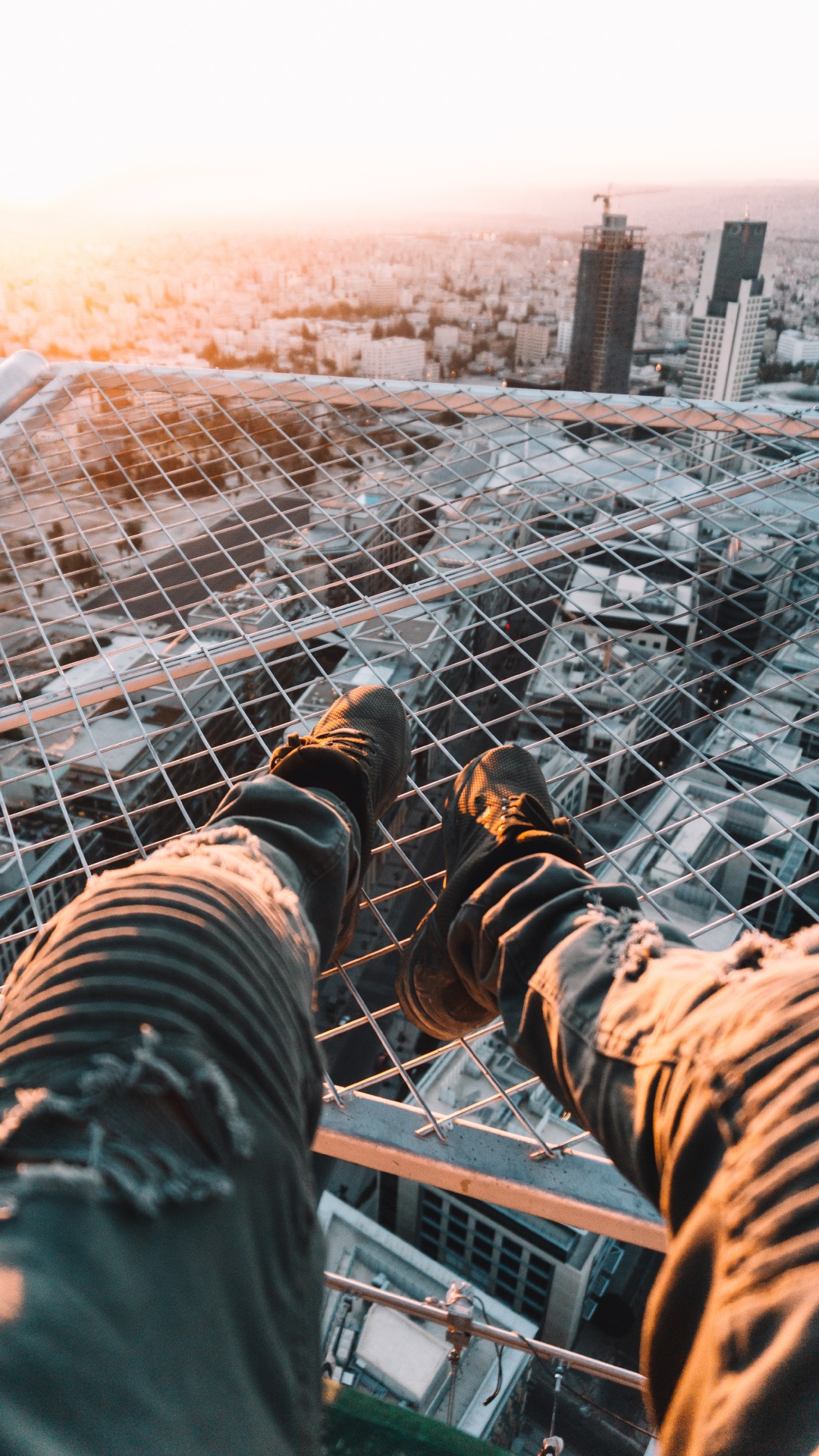 Обои нога, Телефон HTC, море, смартфон, палуба в разрешении 1080x1920