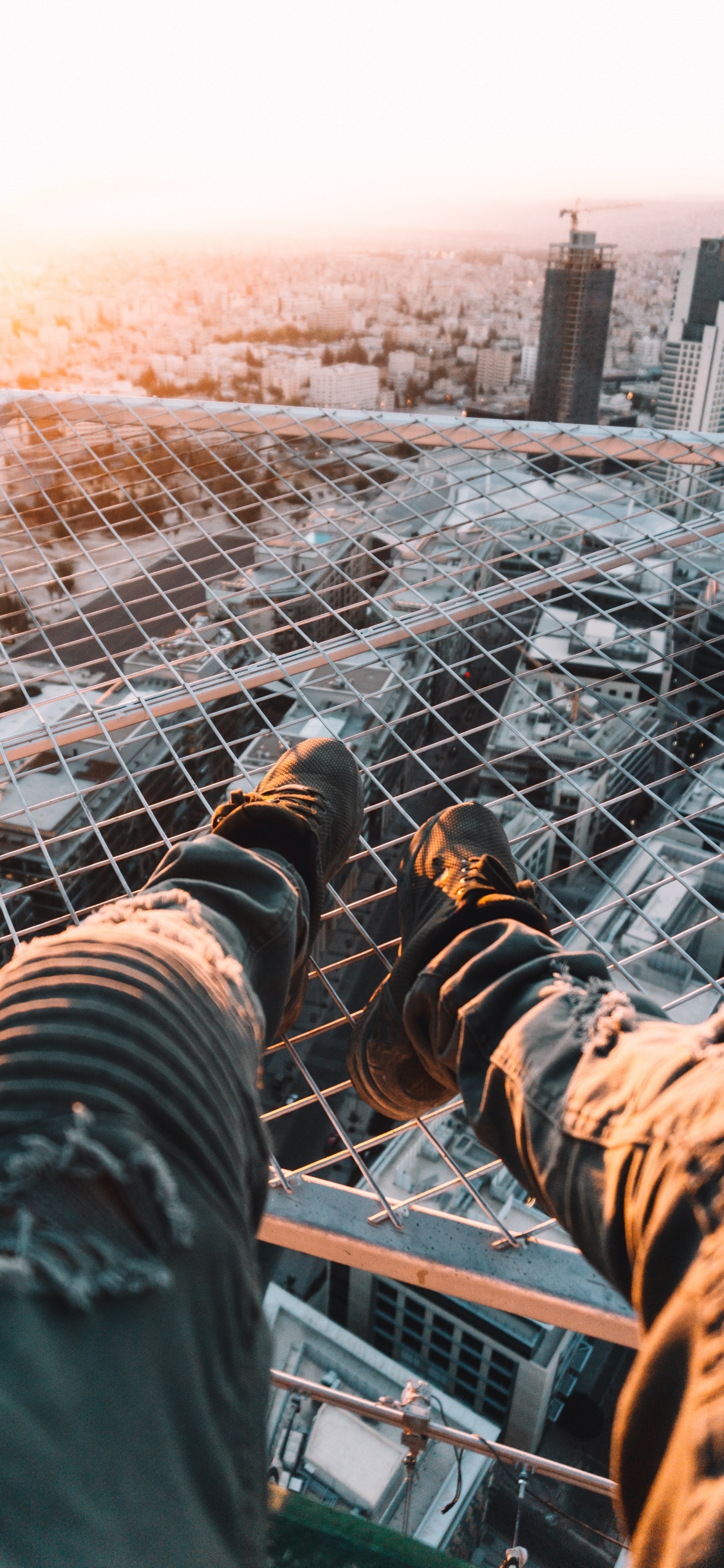 Обои нога, Телефон HTC, море, смартфон, палуба в разрешении 1125x2436