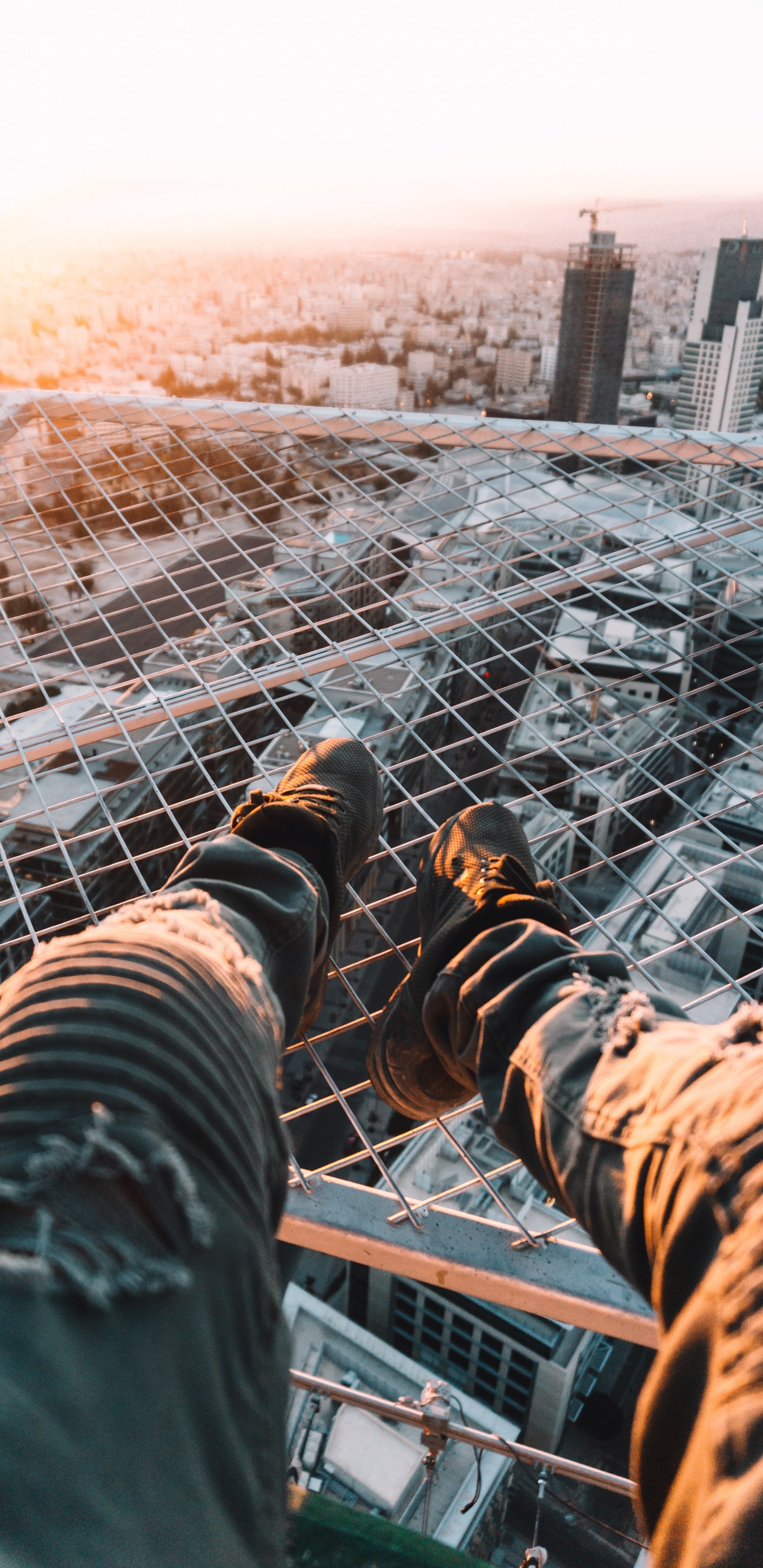 Обои нога, Телефон HTC, море, смартфон, палуба в разрешении 1440x2960