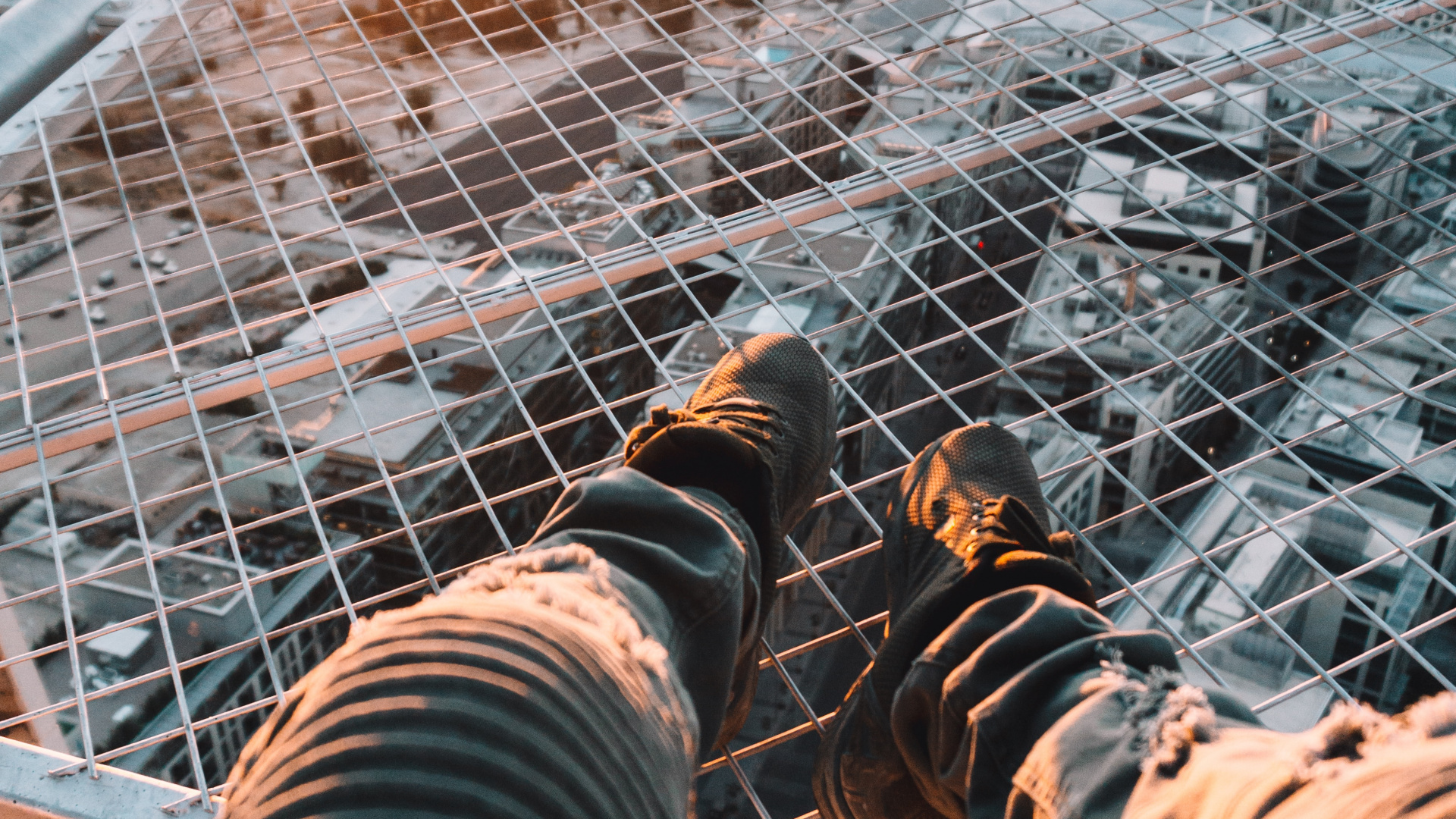 Обои нога, Телефон HTC, море, смартфон, палуба в разрешении 1920x1080