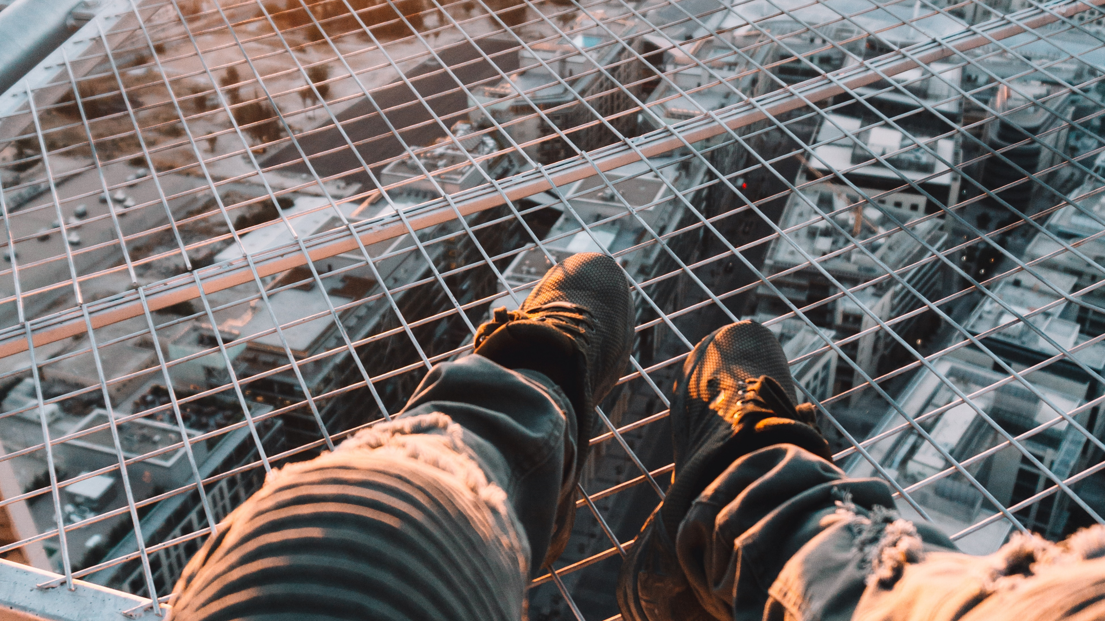 Обои нога, Телефон HTC, море, смартфон, палуба в разрешении 3840x2160