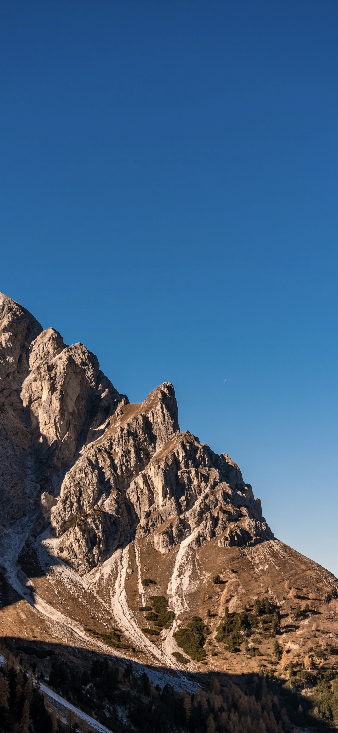 Обои гора, облако, снег, коренная порода, склон в разрешении 1125x2436