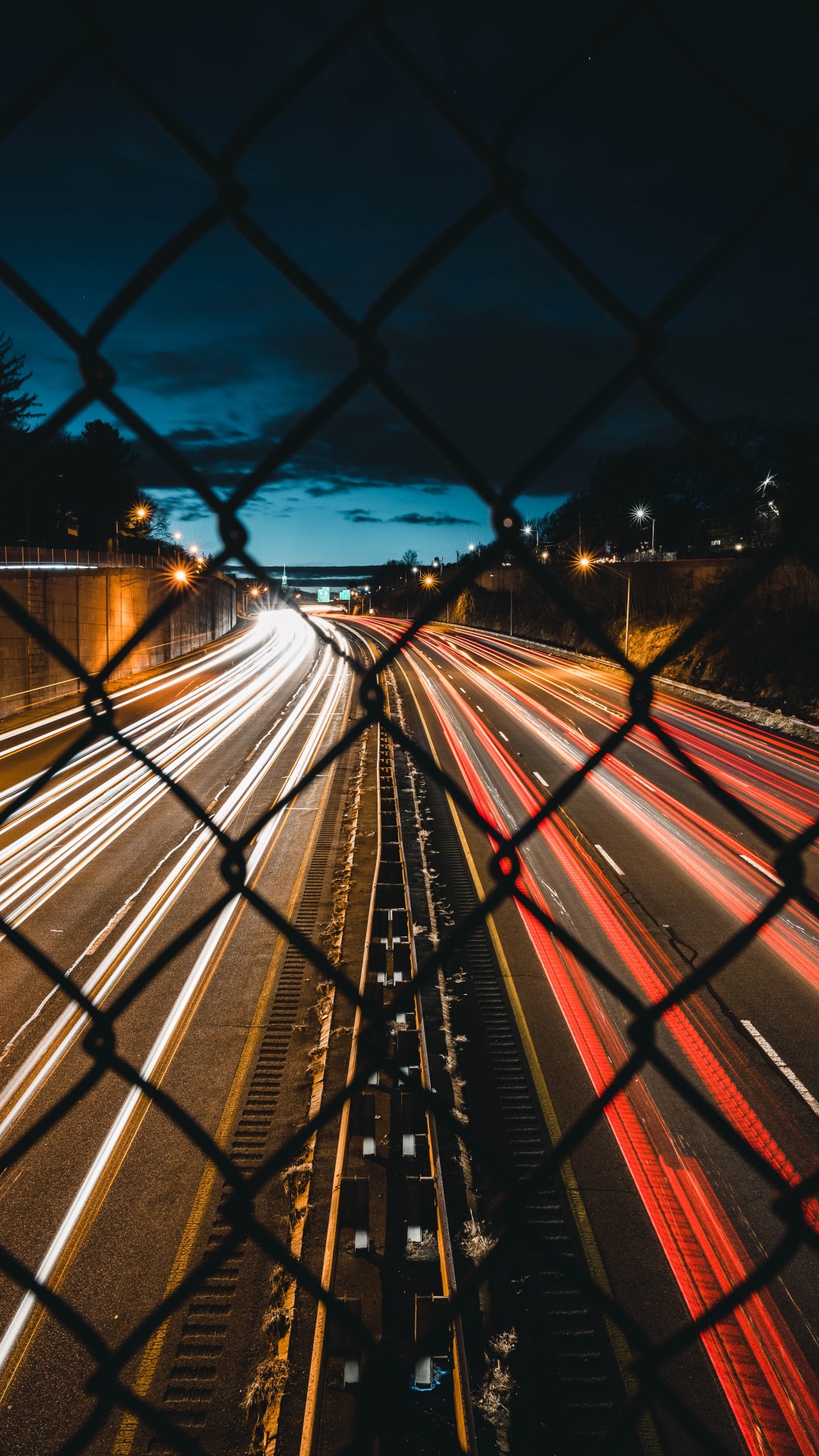 Обои свет, инфраструктура, дорога, транспорт, ночь в разрешении 1080x1920