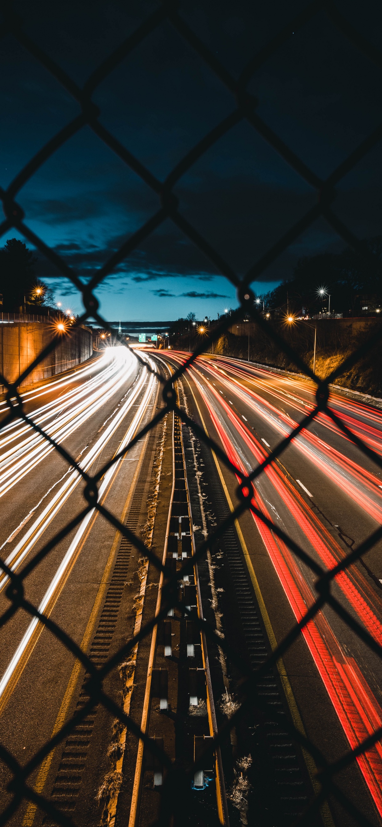 Обои свет, инфраструктура, дорога, транспорт, ночь в разрешении 1242x2688