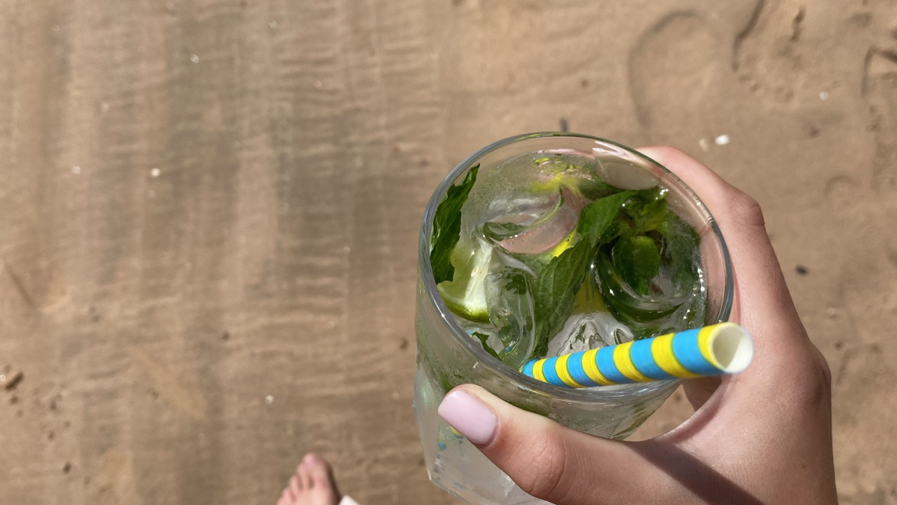 Обои вода, небьющиеся, палец, отдых, пляж в разрешении 1280x720