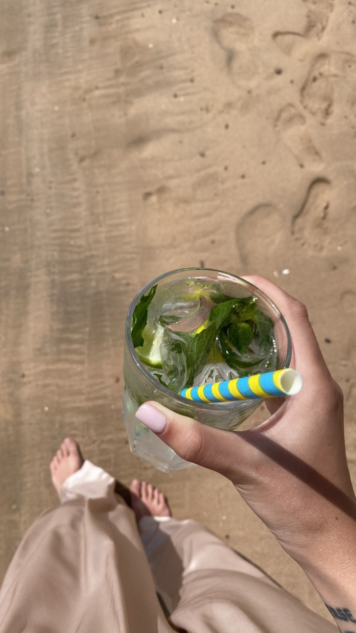 Обои вода, небьющиеся, палец, отдых, пляж в разрешении 720x1280