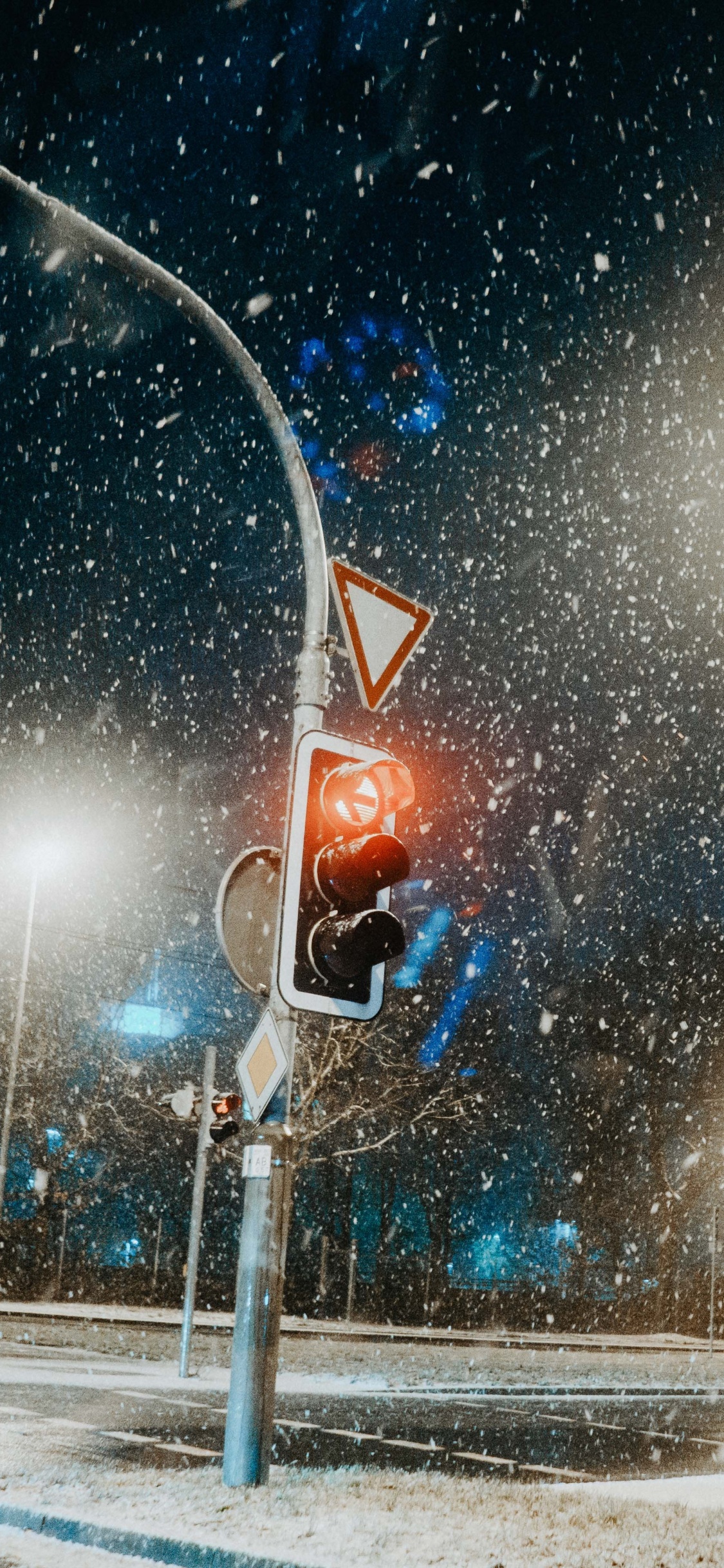 Обои снег, ночь, зима, уличный фонарь, астрономический объект в разрешении 1125x2436