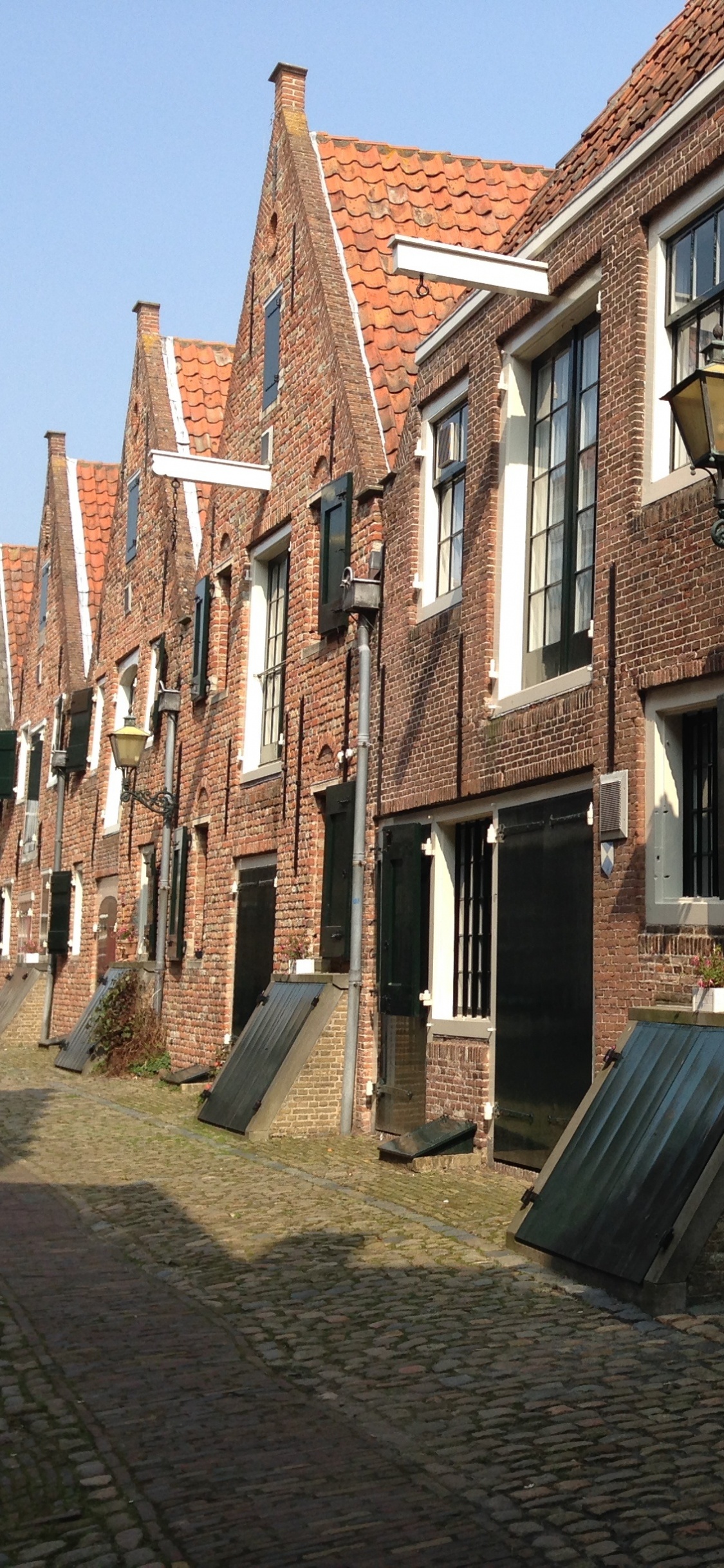 Обои городок, свойство, здание, улица, соседство в разрешении 1125x2436