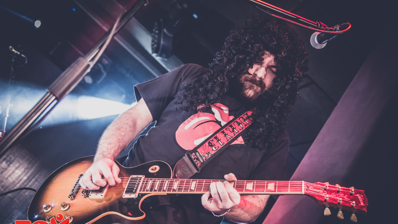 Обои басист, рокконцерт, басгитара, электрогитара, гитара в разрешении 1280x720