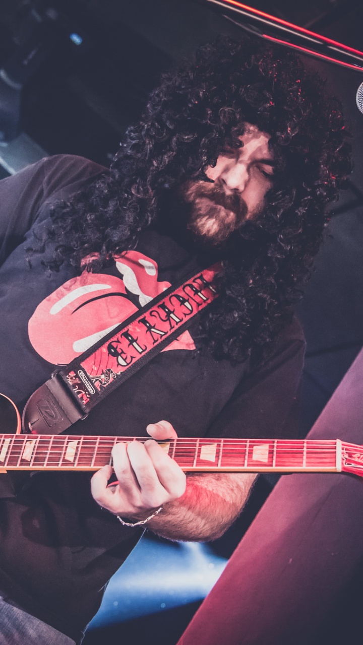 Обои басист, рокконцерт, басгитара, электрогитара, гитара в разрешении 720x1280